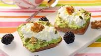Pan de nueces con aguacate y queso cottage Pan de nueces con aguacate y queso cottage