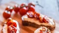Bruschette con pomodorini arrosto e crescenza - Ricette light Bruschette con pomodorini arrosto e crescenza - Ricette light