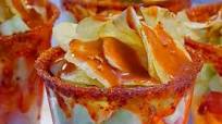 Vasitos locos botaneros: jícama, pepino, gomitas y papas Vasitos locos botaneros: jícama, pepino, gomitas y papas