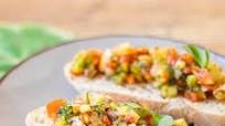 Bruschetta With Green Tomato and Thai Basil 🌿 🍅 Bruschetta With Green Tomato and Thai Basil 🌿 🍅
