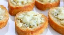 Bruschetta with Gorgonzola Cheese and Honey Bruschetta with Gorgonzola Cheese and Honey