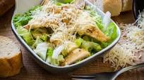 Einfacher Caesar Salat mit Hähnchenbrust, Sardellen und Dressing Einfacher Caesar Salat mit Hähnchenbrust, Sardellen und Dressing