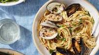 Garlicky White Wine Spaghetti with Mussels and Clams Garlicky White Wine Spaghetti with Mussels and Clams
