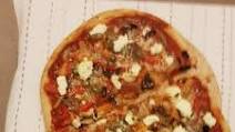 Pizza with Peppers, Onion and Olives / Pizza con peperoni, cipolla e olive Pizza with Peppers, Onion and Olives / Pizza con peperoni, cipolla e olive