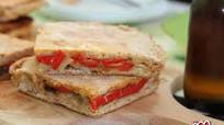 Focaccia integrale ai peperoni, mozzarella e tonno Focaccia integrale ai peperoni, mozzarella e tonno