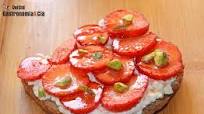 Tostadas con queso cottage, fresas y pistachos, un desayuno sano y rico para conquistar Tostadas con queso cottage, fresas y pistachos, un desayuno sano y rico para conquistar