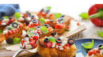 Bruschetta italiana con olivas negras y queso mozzarella Bruschetta italiana con olivas negras y queso mozzarella