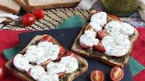 Bruschetta de pesto, tomate cereja e mozzarella Bruschetta de pesto, tomate cereja e mozzarella