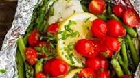 Garlic Baked Tilapia in Foil with Asparagus and Tomatoes Garlic Baked Tilapia in Foil with Asparagus and Tomatoes