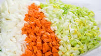 Qué es una mirepoix, cómo se prepara, cuáles son sus principales usos y 17 recetas en las que utilizarla Qué es una mirepoix, cómo se prepara, cuáles son sus principales usos y 17 recetas en las que utilizarla