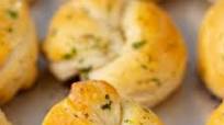 Easy Restaurant-Style Garlic Knots Easy Restaurant-Style Garlic Knots
