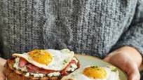 Crostini with mozzarella, broad beans and parma ham Crostini with mozzarella, broad beans and parma ham
