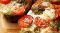 Bruschetta mozzarella, tomates cerise & pesto Bruschetta mozzarella, tomates cerise & pesto