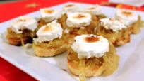 Canapés de cebolla caramelizada y queso de cabra Canapés de cebolla caramelizada y queso de cabra