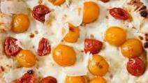 'Tomato whim' – cheese and tomato pizza 'Tomato whim' – cheese and tomato pizza