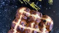 Choc Chip Hot Cross Buns | Video Choc Chip Hot Cross Buns | Video