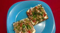 Pan tostado con atún al pico de gallo Pan tostado con atún al pico de gallo
