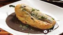 Chile relleno de queso en caldillo de frijol Chile relleno de queso en caldillo de frijol