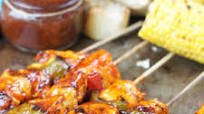 Pinchos de pollo en salsa barbecue de miel y chipotle Pinchos de pollo en salsa barbecue de miel y chipotle