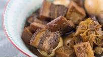 Braised Pork Belly in Soy Sauce (Tau Yew Bak) Braised Pork Belly in Soy Sauce (Tau Yew Bak)
