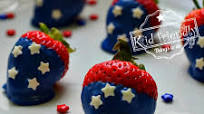 Patriotic Chocolate Covered Strawberries | Kid Friendly Things To Do Patriotic Chocolate Covered Strawberries | Kid Friendly Things To Do