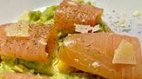 Tostada de aguacate y salmón Tostada de aguacate y salmón