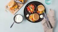Pita mit crunchy Poulet, griechischem Salat und Tzatziki Pita mit crunchy Poulet, griechischem Salat und Tzatziki