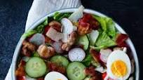 Caesar salad met kippendijen en homemade dressing Caesar salad met kippendijen en homemade dressing