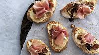 Bruschetta med parmaskinke og gedeost Bruschetta med parmaskinke og gedeost