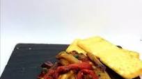 Antipasto de berenjena y pimiento rojo Antipasto de berenjena y pimiento rojo