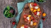 Bruschetta tomate-mozzarella et jambon de Parme Bruschetta tomate-mozzarella et jambon de Parme