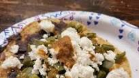 Tostadas de nopales con frijoles Tostadas de nopales con frijoles