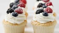 Angel Food Cupcakes with Whipped Cream and Berries Angel Food Cupcakes with Whipped Cream and Berries