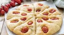 Focaccia pugliese (ricetta originale, sofficissima) Focaccia pugliese (ricetta originale, sofficissima)