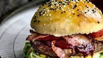 Hamburguesa de ternera y bacón con salsa barbacoa Hamburguesa de ternera y bacón con salsa barbacoa