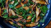 Sauteed Mushrooms and Spinach with Spicy Garlic Sauce Sauteed Mushrooms and Spinach with Spicy Garlic Sauce