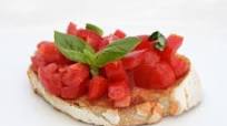 Bruschetta mit Tomaten und Basilikum Bruschetta mit Tomaten und Basilikum