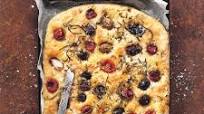 Focaccia mit gerösteten Kirschtomaten und Oliven Focaccia mit gerösteten Kirschtomaten und Oliven