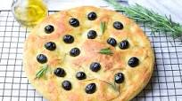 Focaccia di semola al rosmarino e olive Focaccia di semola al rosmarino e olive
