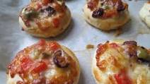 Mini Pizzas with Olives, Cheese and Tomatoes; Zeytinli Mini Pizza Mini Pizzas with Olives, Cheese and Tomatoes; Zeytinli Mini Pizza