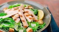 Caesar-Salat mit gegrilltem Huhn Caesar-Salat mit gegrilltem Huhn