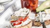Pan tostado con queso crema y pimientos asados Pan tostado con queso crema y pimientos asados