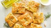 Focaccia senza lievito: la ricetta gustosa senza lievitazione Focaccia senza lievito: la ricetta gustosa senza lievitazione