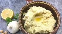 Hummus, arabisches Kichererbsenpüree mit Sesampaste und Zitrone