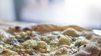 Pizza de ajo con semillas de sésamo tostadas Pizza de ajo con semillas de sésamo tostadas