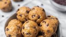 4-Ingredient Peanut Butter Chocolate Energy Bites 4-Ingredient Peanut Butter Chocolate Energy Bites