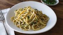 Spaghetti Aglio e Olio (Spaghetti with Garlic and Oil) Spaghetti Aglio e Olio (Spaghetti with Garlic and Oil)