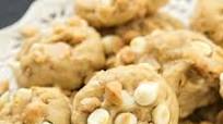 White Chocolate Macadamia Nut Cookies – So easy to make and they taste fantastic! Soft-baked and chewy, perfect with a glass of cold milk! White Chocolate Macadamia Nut Cookies – So easy to make and they taste fantastic! Soft-baked and chewy, perfect with a glass of cold milk!