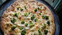 White Pizza With Chicken, Broccoli And Mushrooms White Pizza With Chicken, Broccoli And Mushrooms
