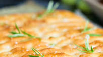 Bulvinė „focaccia“, pagardinta žolelėmis ir česnaku Bulvinė „focaccia“, pagardinta žolelėmis ir česnaku